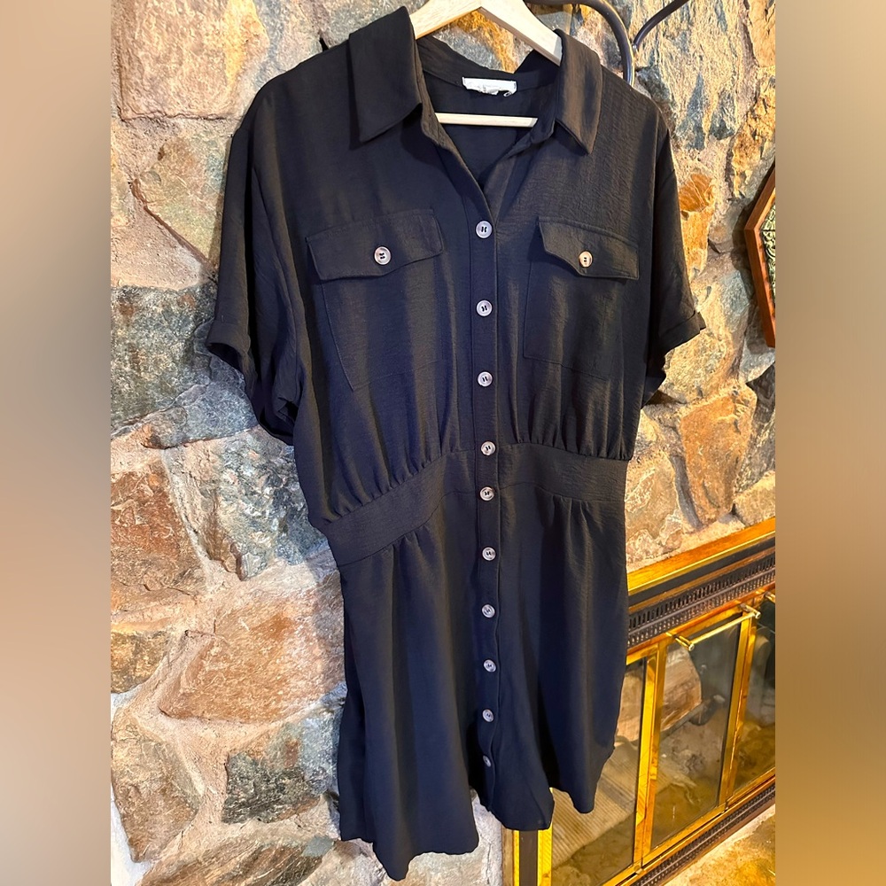 Women’s dress with large scrunch waste, breast pockets and brown buttons.